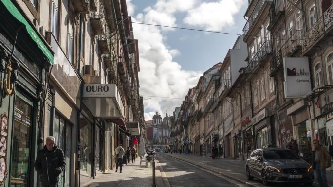 2019年4月8日，葡萄牙波尔图:葡萄牙波尔图延时拍摄，城市天际线延时拍摄于波尔图街道