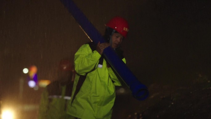 暴雨天气维修水管