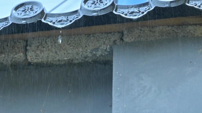 雨天古典屋檐水流下