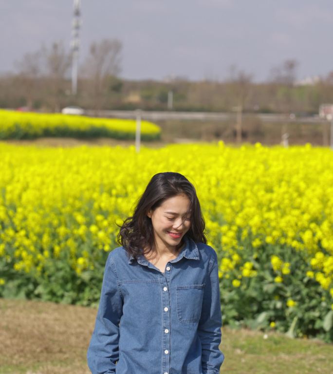 美女漫步在成都环城绿道油菜花海