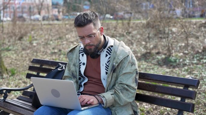 年轻的自由职业者潮人正试图在外面做一个新项目，而他的笔记本电脑却崩溃了，出现了bug，并且没电了。商
