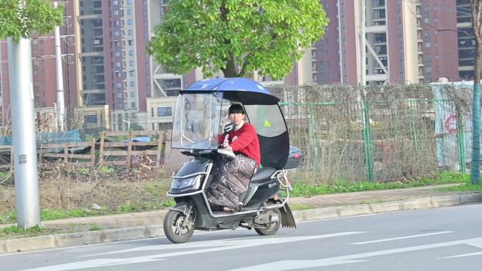 驾驶电动车安全佩戴头盔，手机学习理论考试