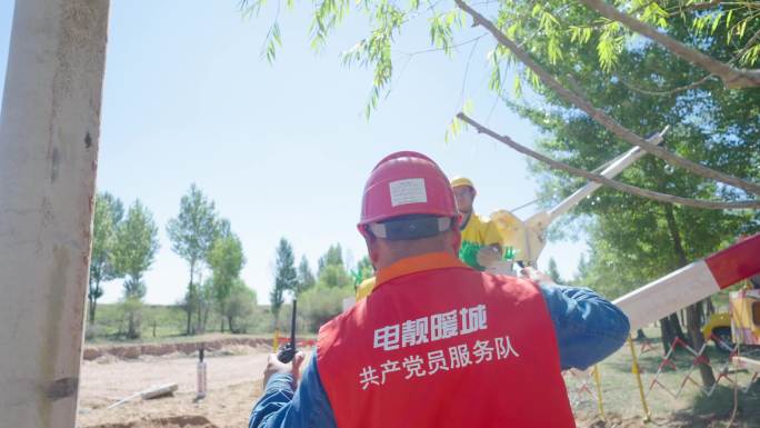 电力工人作业现场