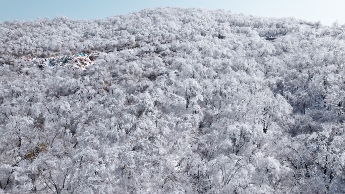 冬日山上雪景航拍与穿梭在山间的道路