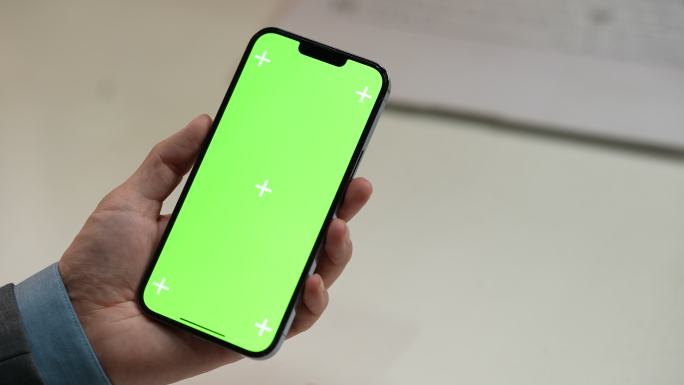 商务男士使用手机 绿屏跟踪手机屏幕