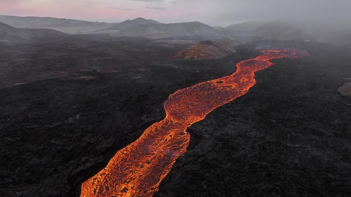 火山喷发在冰岛，流动的红色热熔岩河，令人难以置信的自然现象，壮观的空中壮观的Litli hurutu