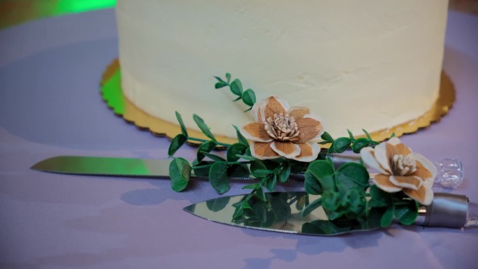 刀和婚礼蛋糕放在标签上