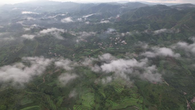 云霞下的山野、田地、村庄