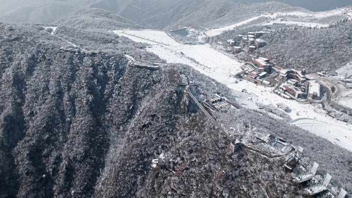 冬日山上雪景航拍与穿梭在山间的道路