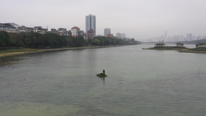 航拍城市中小湖有人划船