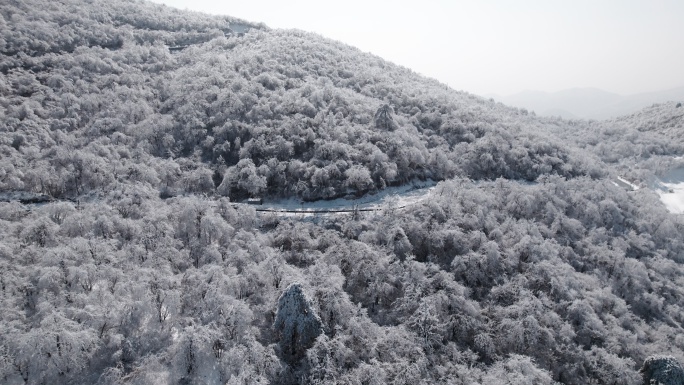 冬日山上雪景航拍与穿梭在山间的道路