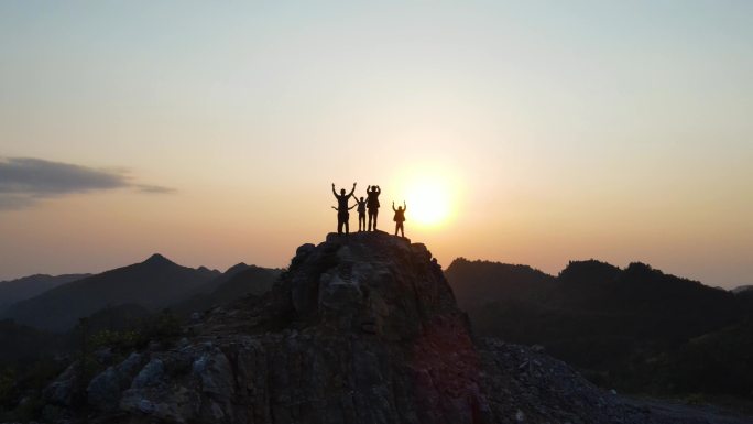 企业团队宣传素材攀登顶峰山顶挥手呐喊概念