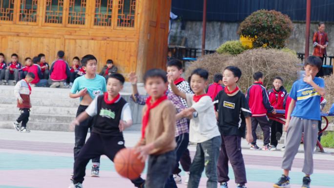 农村小学生在操场上玩耍