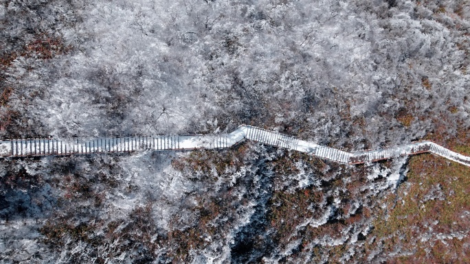 冬日山上雪景航拍