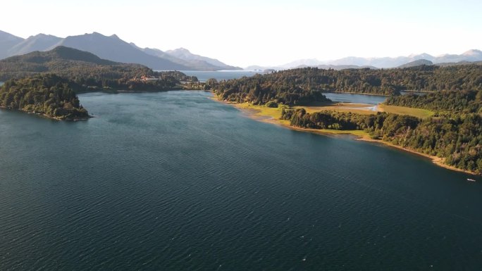 无人机在阿根廷巴里洛切湖拍摄的画面。