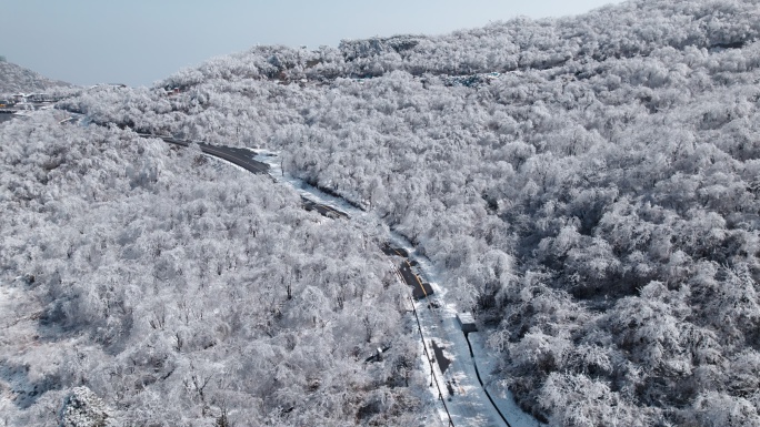 冬日山上雪景航拍与穿梭在山间的道路
