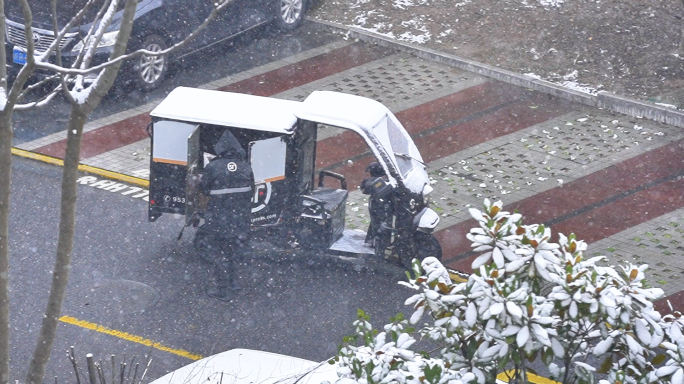 雪天顺丰快递员小区送快递 顺丰小哥顺丰车