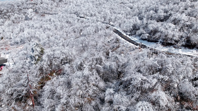 冬日山上雪景航拍与穿梭在山间的道路