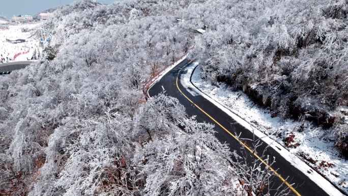 冬日山上雪景航拍与穿梭在山间的道路