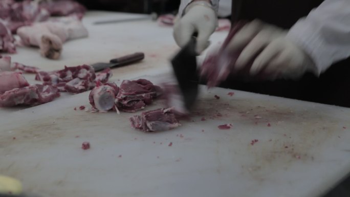 肉联厂切割分装猪肉猪腿