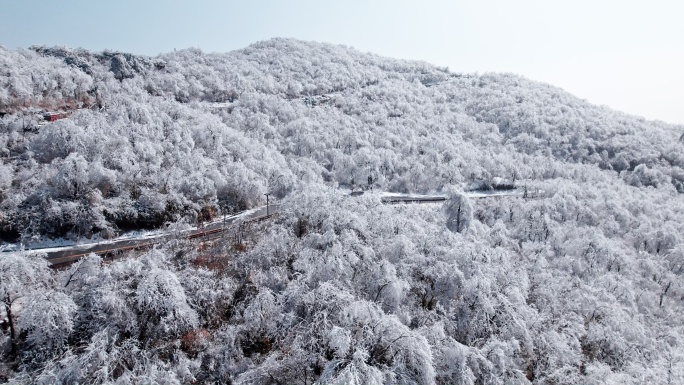 冬日山上雪景航拍与穿梭在山间的道路