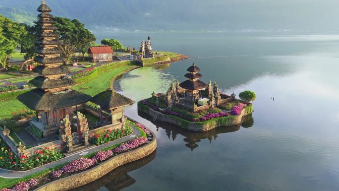 鸟瞰印尼巴厘岛布拉坦湖上的普拉乌伦达努神庙。伟大的Pura Ulun Danu寺庙在日出时被鲜花和湖