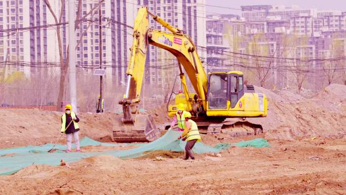 多台挖掘机施工现场 工地铺设生态防尘网