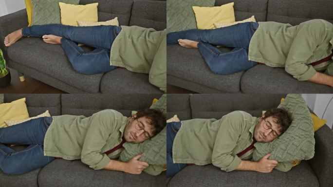 在舒适的客厅里，一个戴着眼镜的英俊男子睡在灰色的沙发上，沙发上有五颜六色的靠垫。