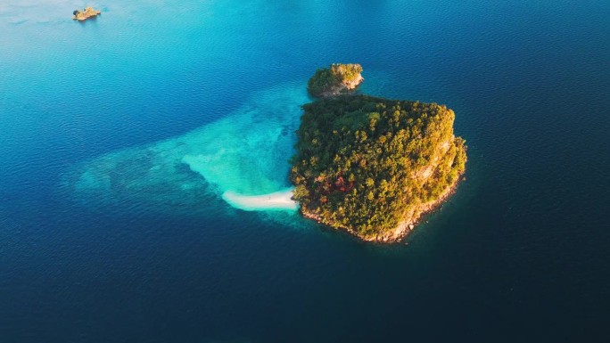 Raja Ampat，印度尼西亚。鸟瞰印尼米苏尔的西巴布亚岛，岛上有小小的完美海滩