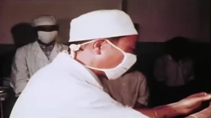 60年代的牙科医生拔牙影像