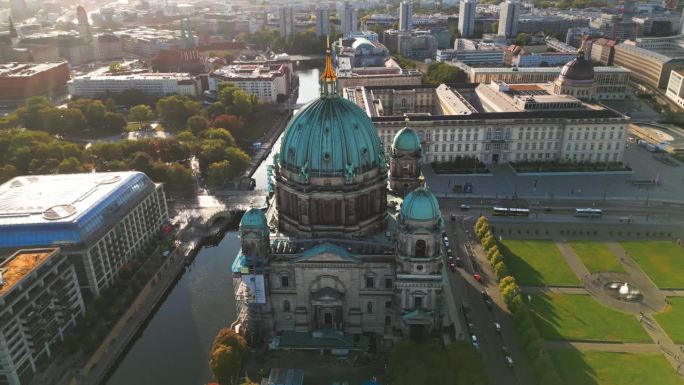 4K鸟瞰柏林大教堂和电视塔的实时镜头，这是全景，建筑圆顶，柏林，德国