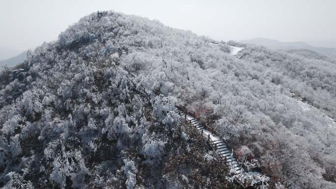 冬日山上雪景航拍与穿梭在山间的道路