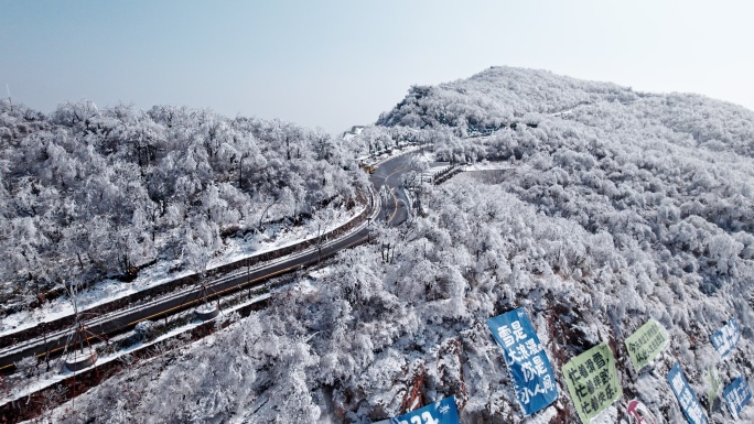 冬日山上雪景航拍与穿梭在山间的道路