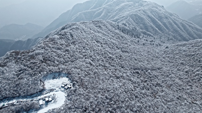 冬日山上雪景航拍与穿梭在山间的道路