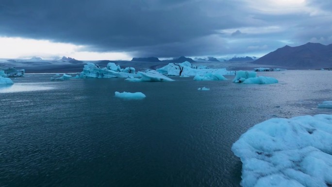 飞越Jökulsárlón冰川湖在冰岛在日出-无人机拍摄