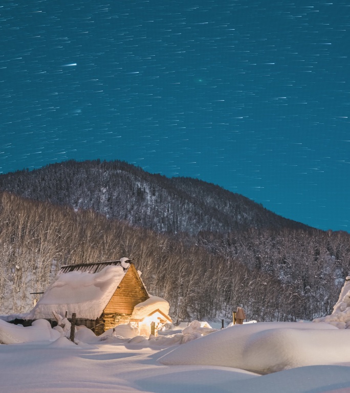 新疆阿勒泰禾木冬季小木屋星轨延时风景