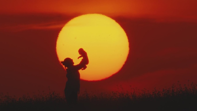 《黄昏的拥抱:草地的黄金时刻》中母亲温柔的举起和亲吻婴儿