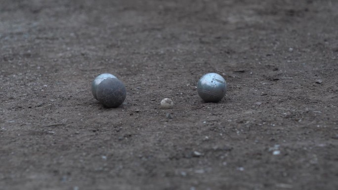 在尘土飞扬的地板上，在撞击中拍摄的照片，在地面上玩棒球游戏
