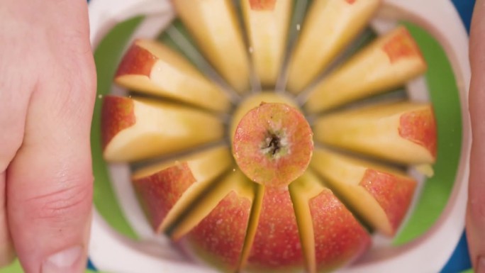 把苹果切成均匀的片。