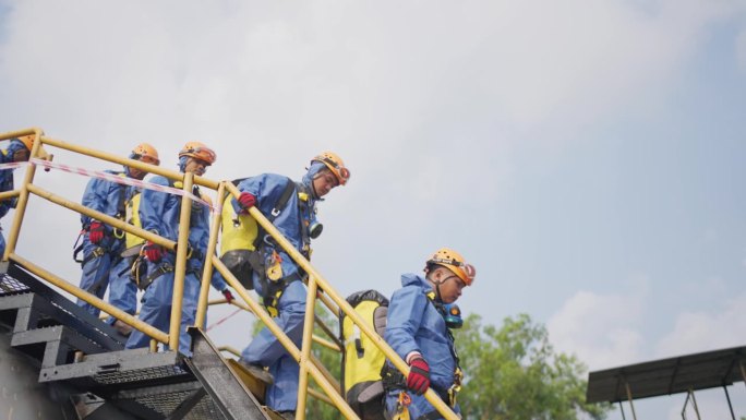团队合作:利用绳索进行高层建筑救援的高级培训。