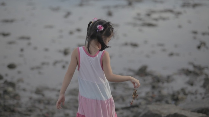 在海边玩耍粉色连衣裙小女孩特写