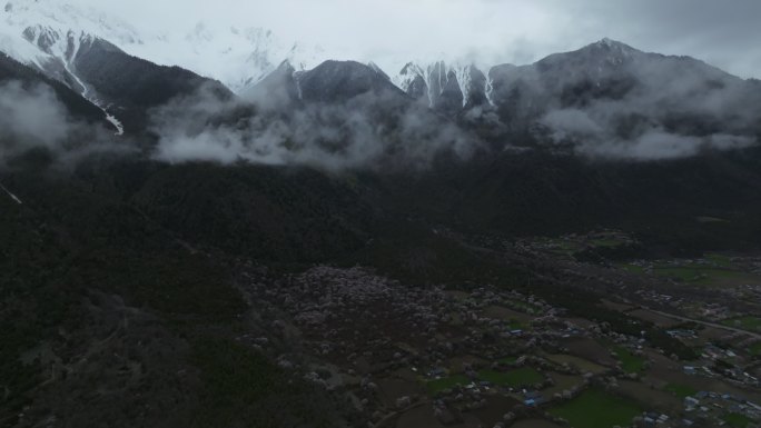 西藏林芝桃花节南迦巴瓦峰多雄拉云雾航拍