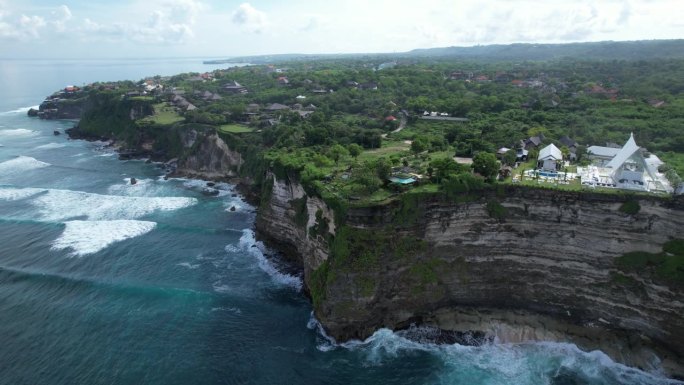 巴厘岛乌鲁瓦图的海滩和悬崖