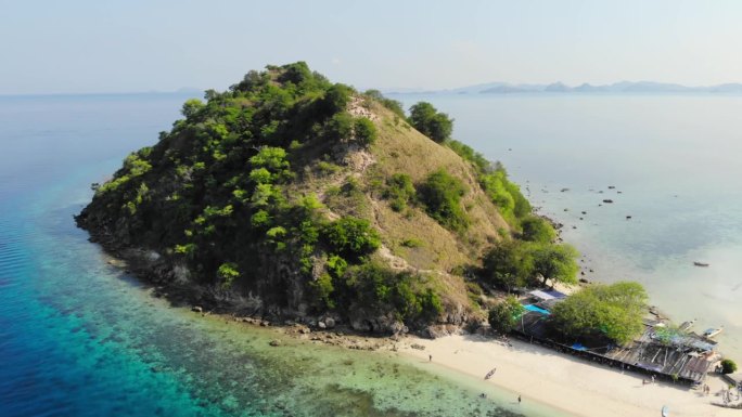 天堂岛Pulau Kelor在印度尼西亚东努沙登加拉的科莫多国家公园。无人驾驶飞机的方法