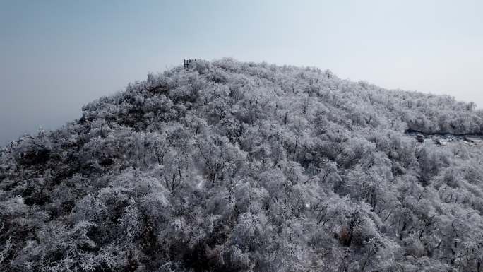 冬日山上雪景航拍与穿梭在山间的道路