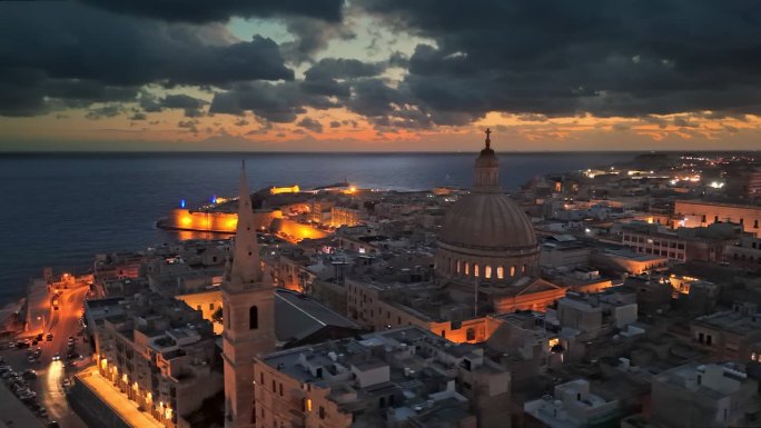 从空中俯瞰马耳他瓦莱塔的城市灯光。在马耳他瓦莱塔旧城的日出。UHD 4 k
