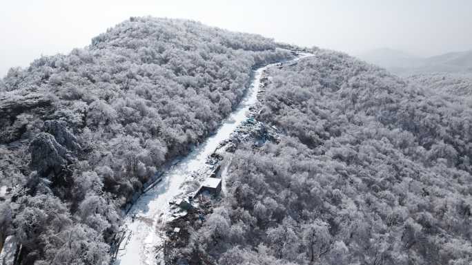 冬日山上雪景航拍与穿梭在山间的道路