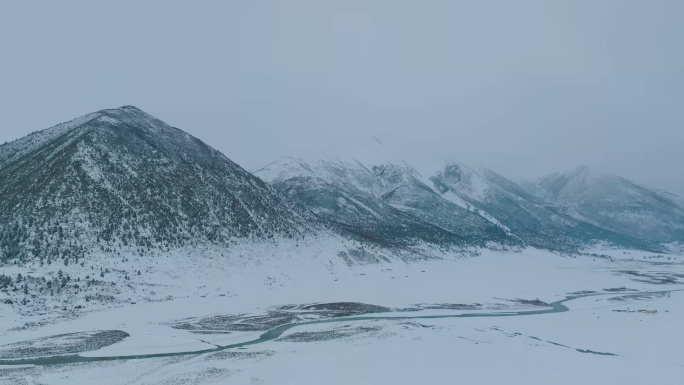 雪景下的雀儿山