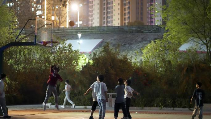夜晚广场打篮球的孩子们