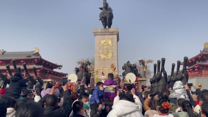 大唐不夜城实景演艺围观打卡拍照的人